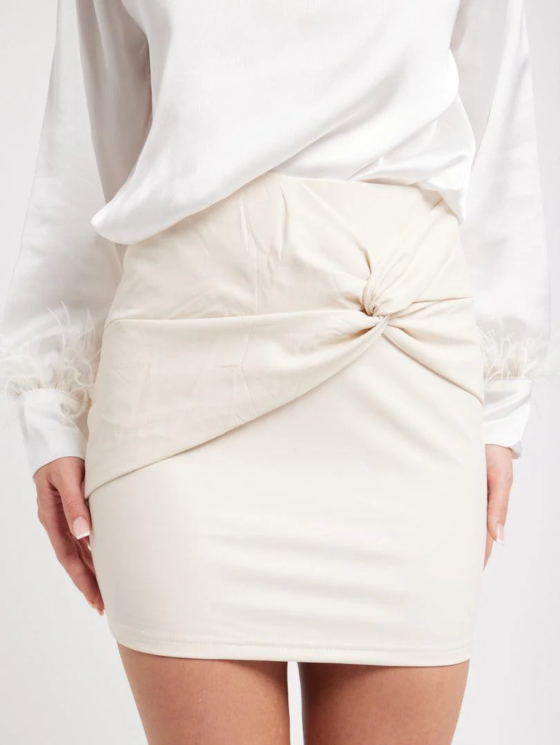 Jupe en simili cuir détail drapé - Image 9